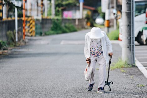 高齢者の“買い物難民”が急増中──老後の食事と健康を守るために今できること