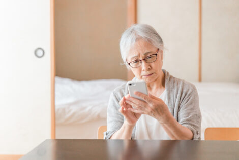 高齢者が宅配やネット注文を使いにくいのはなぜ？苦手でも続けるための工夫を解説